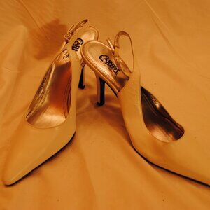 WOMENS SZ 9M 4IN HEEL WHITE LEATHER PUMPS, MADE BY CARLOS SANTANA